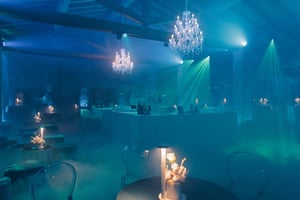 una sala con un atmosfera unica tra luci soffuse e nebbia artificiale