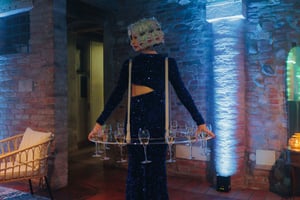 figure e camerieri travestiti per rendere unico l'evento aziendale