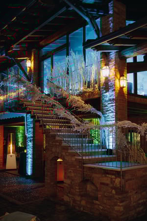 esterno di una sala per eventi addobbata con decori natalizi