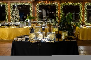 catering natalizio con tanti tavoli e addobbi