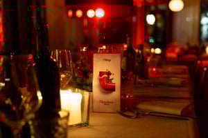 dettaglio di un gadget natalizio sopra il tavolo addobbato per un evento aziendale natalizio