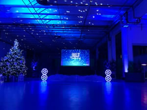 sala interna con palco e grande schermo e albero di natale