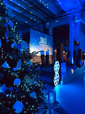 albero di natale addobbato e sullo sfondo palco con grande schermo a led ideale per eventi natalizi