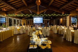 sala da ricevimento con tavoli addobbati per natale