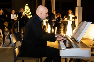 pianista che suona live durante un evento di natale aziendale