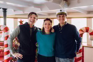 foto di gente che sorride durante un evento natalizio aziendale